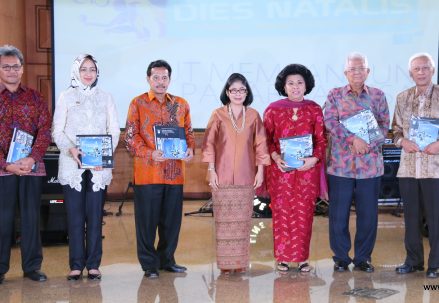 foto-bersama-rektor-ut-walkot-tangsel-buku-dies-31