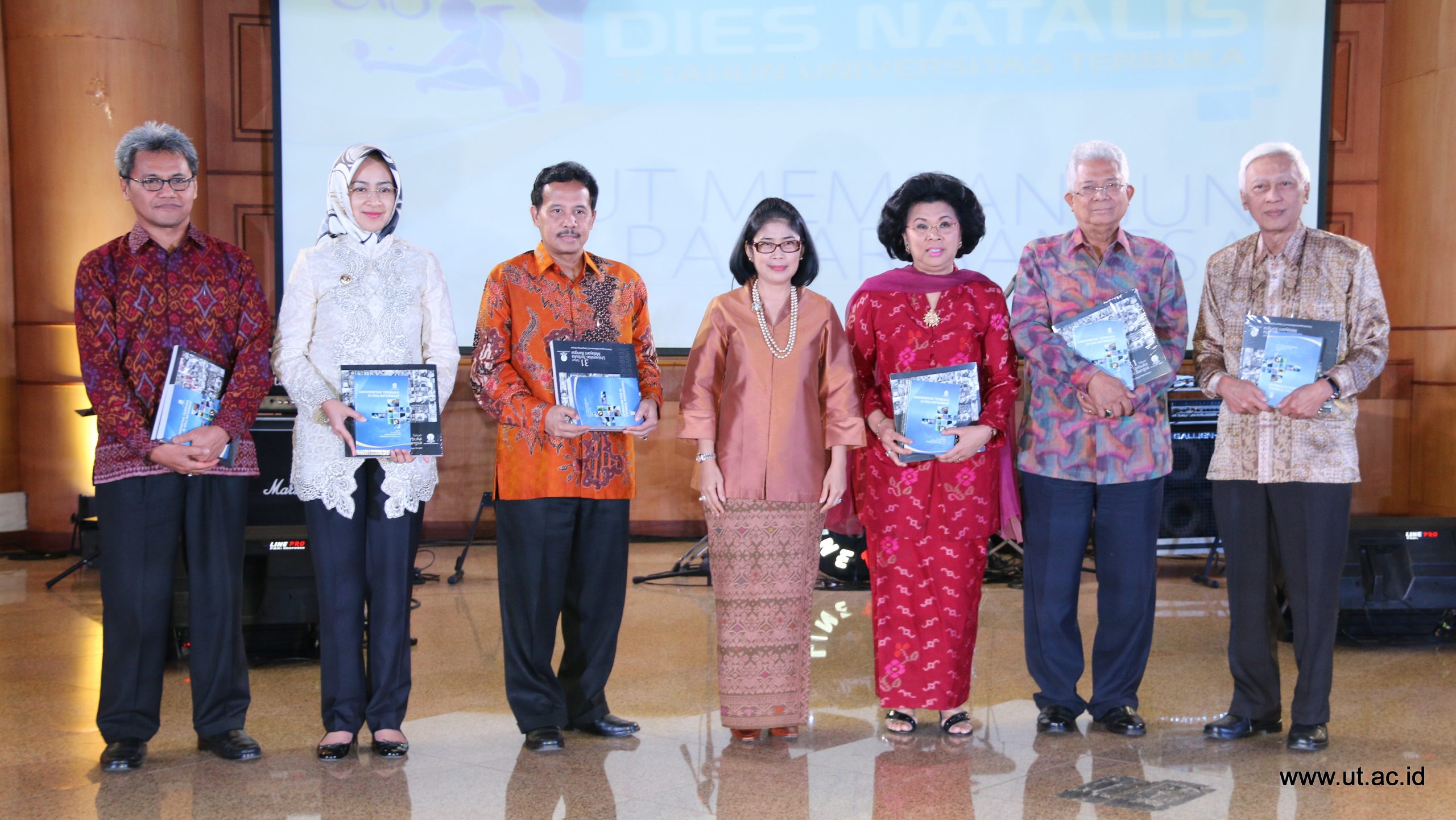 foto-bersama-rektor-ut-walkot-tangsel-buku-dies-31