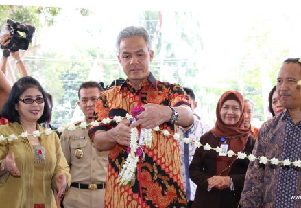 ganjar-pranowo-gunting-pita-upbjj-ut-surakarta-2015