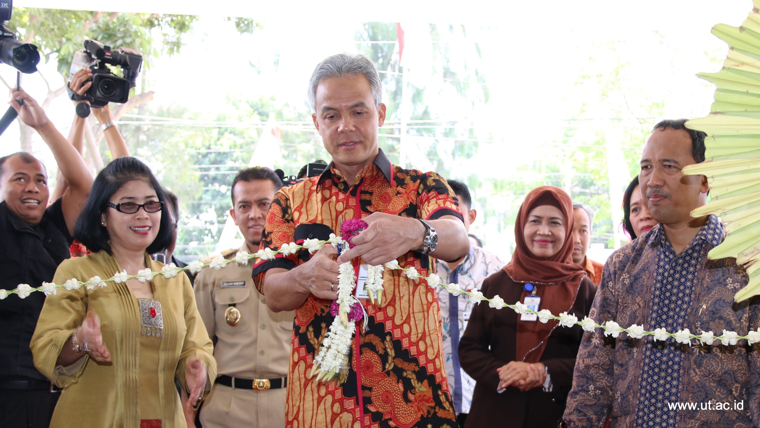 ganjar-pranowo-gunting-pita-upbjj-ut-surakarta-2015