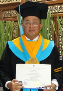Sukran JT Wisudawan Pascasarjana, Bupati Tapteng