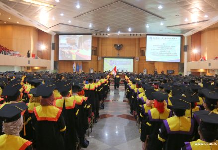 wisuda_periode_3_utcc_6okt2015