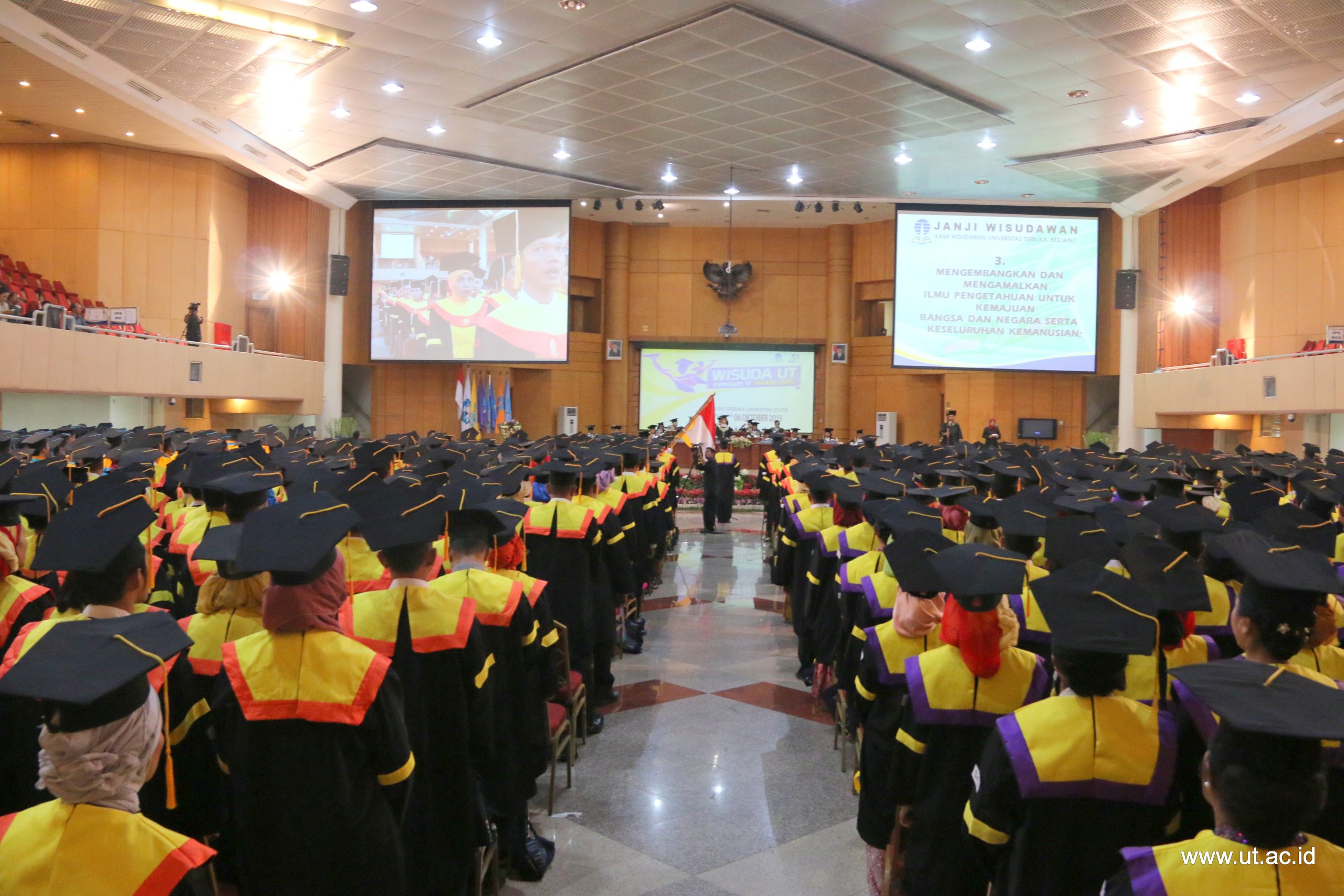wisuda_periode_3_utcc_6okt2015