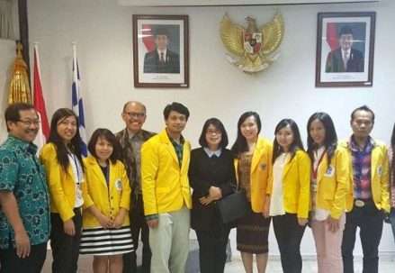 Foto_Bersama_Pimpinan_UT_dengan_Mahasiswa_UT_Athena_2016