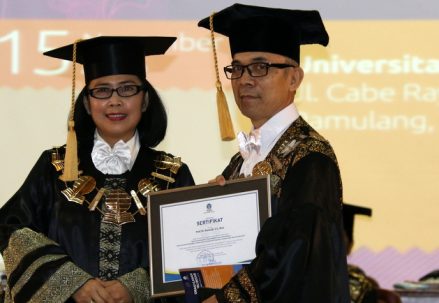 UT_kembali_mengukuhkan_Guru_Besar