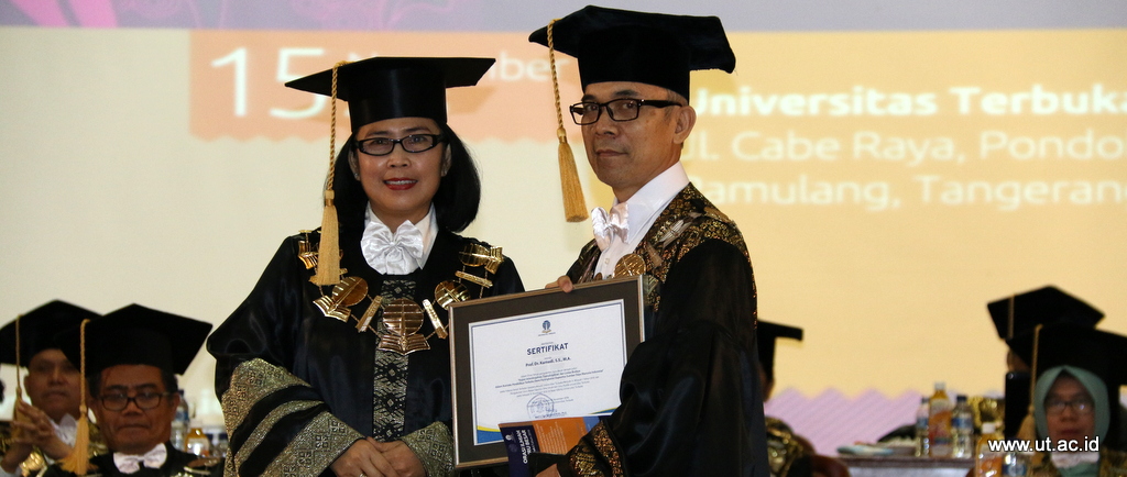 UT_kembali_mengukuhkan_Guru_Besar
