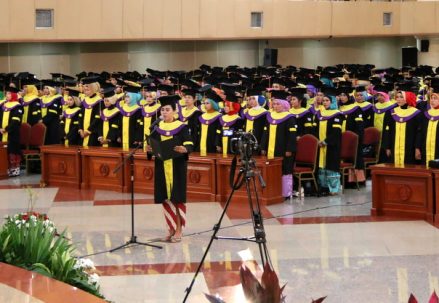 wisuda_pengukuhan_guru_besar_dipenghujung_2016
