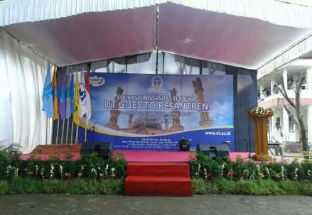 Menghadiri_acara_Edukasi_UT_UT_Goes_To_Pesantren