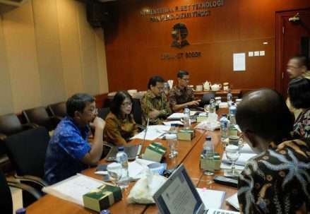 Rapat_pembahasan_dan_penilaian_kinerja_UT