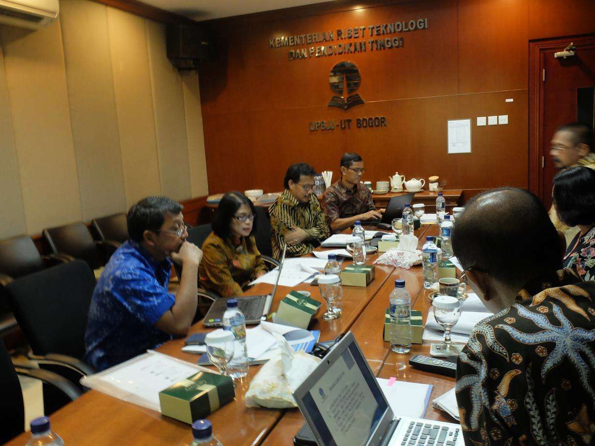 Rapat_pembahasan_dan_penilaian_kinerja_UT