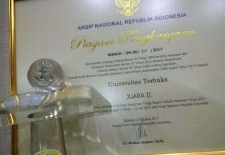 Piagam_Pengharggan_Universitas_Terbuka_Juara_II_Lembaga_Kearsipan_PTN_Terbaik_2017