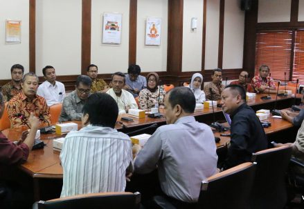 UT-Kunjungi_Pos_Indonesia
