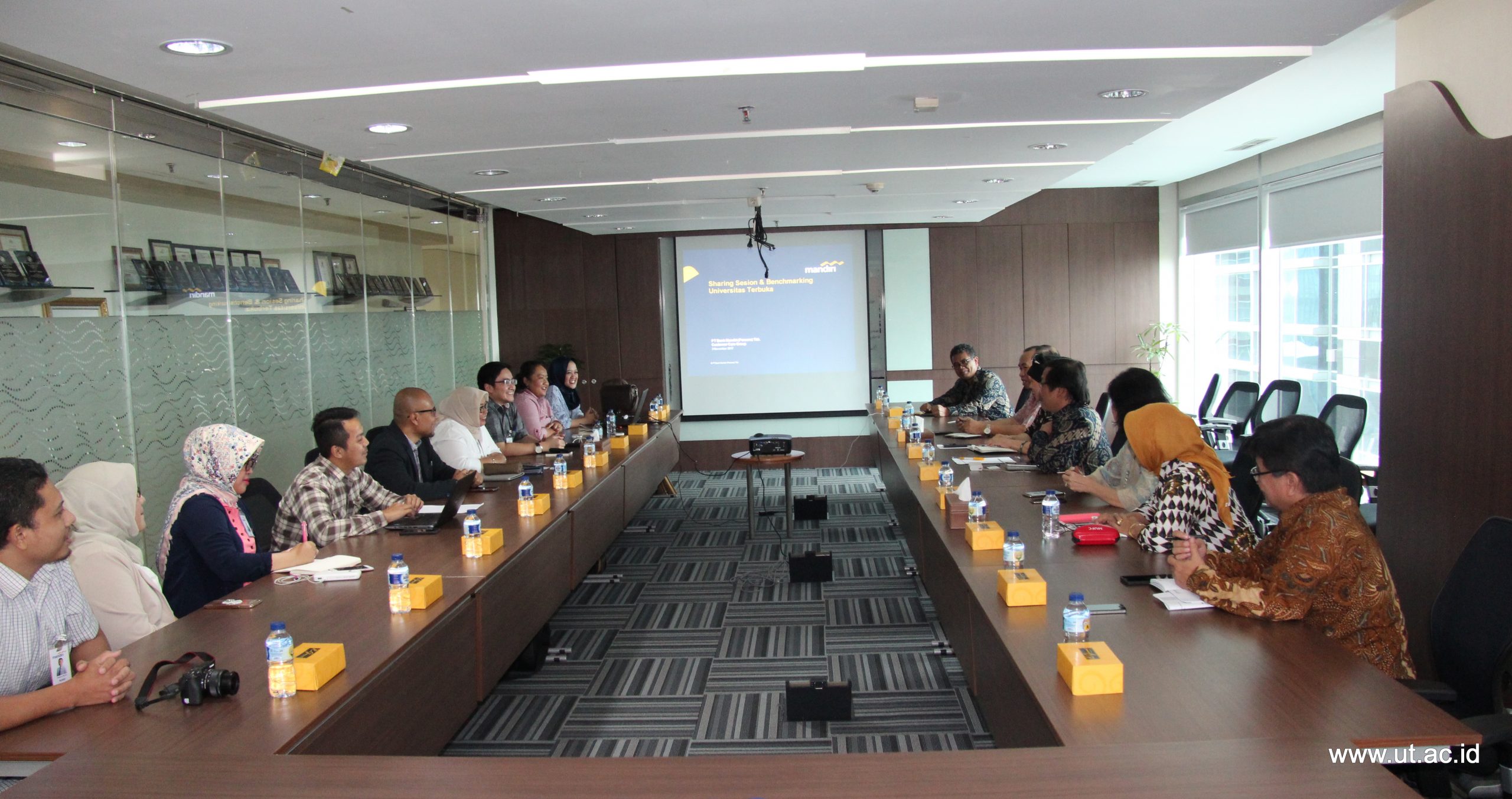 UT_Kunjungi_Bank_Mandiri