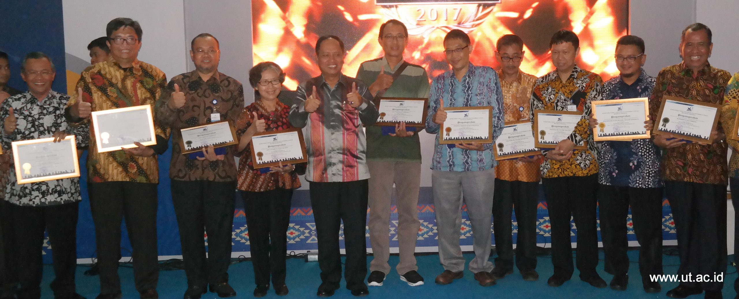 Rektor_UT_ketiga_dari_kiri_menerima_penghargaan_Pemenang_1_Anugerah_Media_Humas_2017_Kategori_Media_Sosial