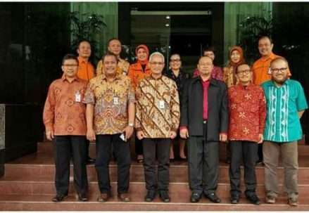 foto_bersama_rektor_UT_PT_Pos_Indonesia_feb_2018