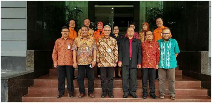 foto_bersama_rektor_UT_PT_Pos_Indonesia_feb_2018