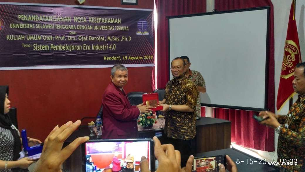 Rektor_UT_dan_Unsultra_Cenderamata_Agustus_2018