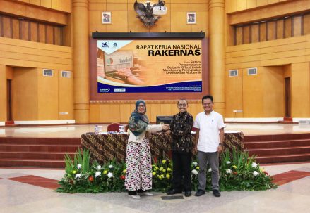 20190228_Pemberian_Plakat_dari_UT_kepada_LKPP_
