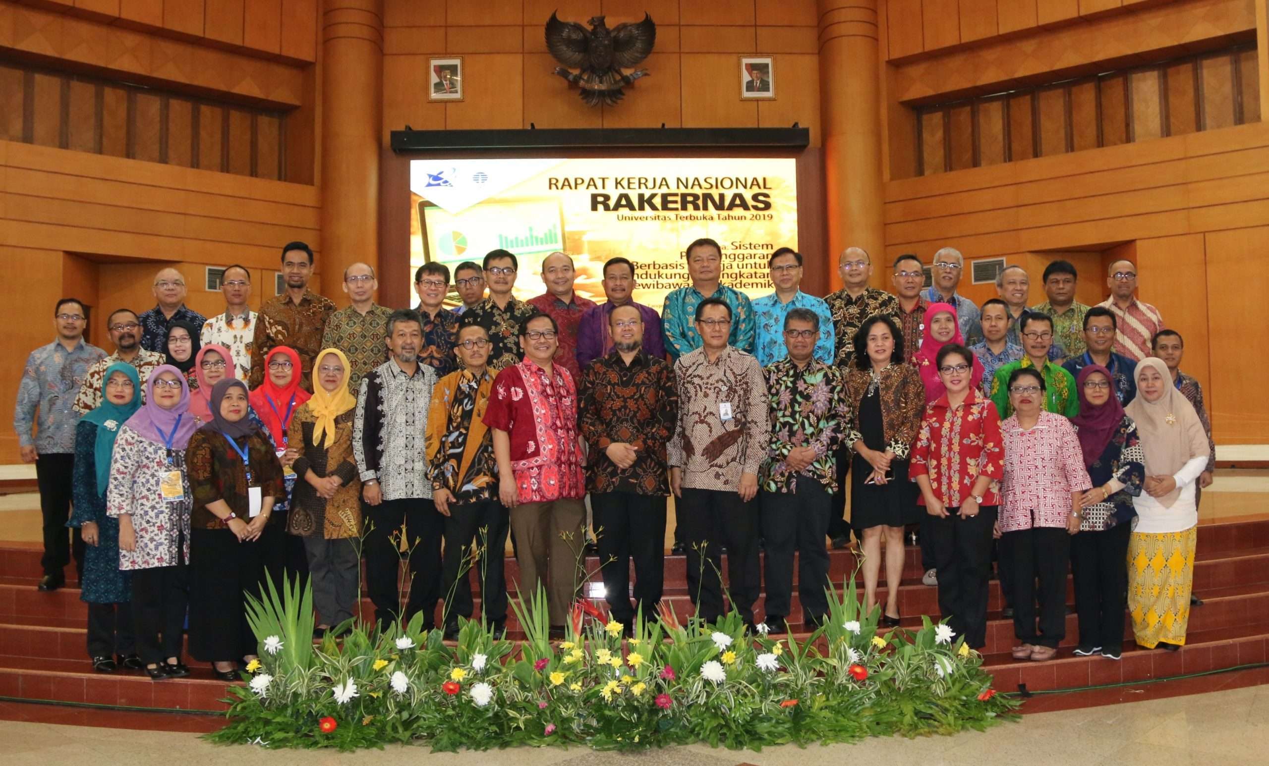 20190301_Foto_Bersama_Rektor_dan_Warek_Saat_Penutupan_Rakernas_2019