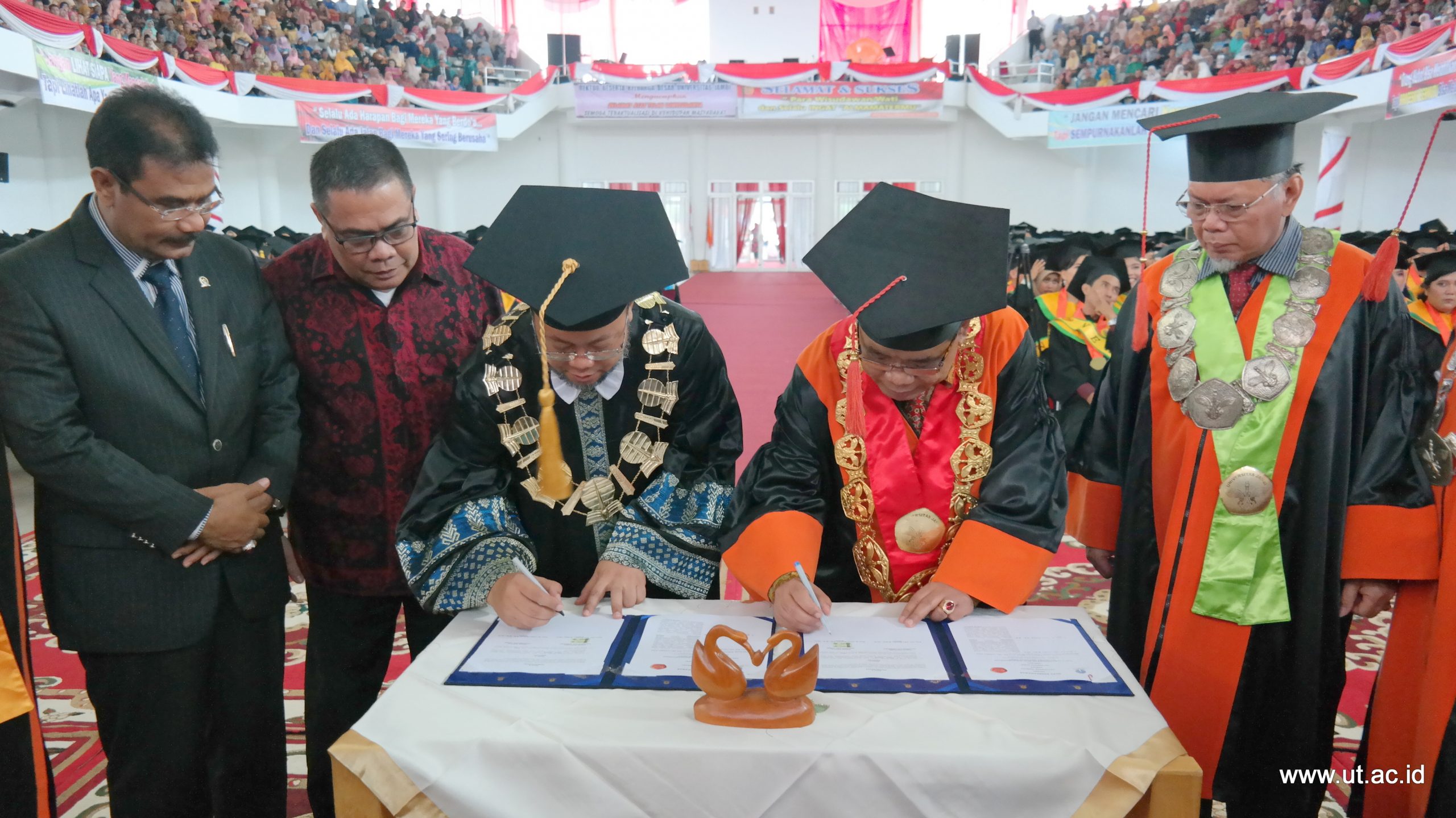 Tandatangan_MoU_Rektor_Universitas_Jambi_UT_Maret_2019