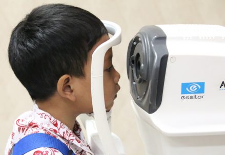 Anak_SD_Periksa_Mata_UTCC_Bakti_Sosial_2019_UT