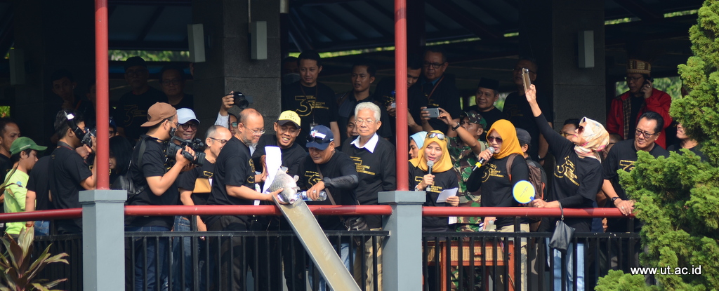 20190903_Pelepasan_ikan_super_oleh_Rektor_UT