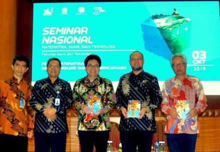 20191003_Peluncuran_Buku_Pada_Semnas_FST_2019