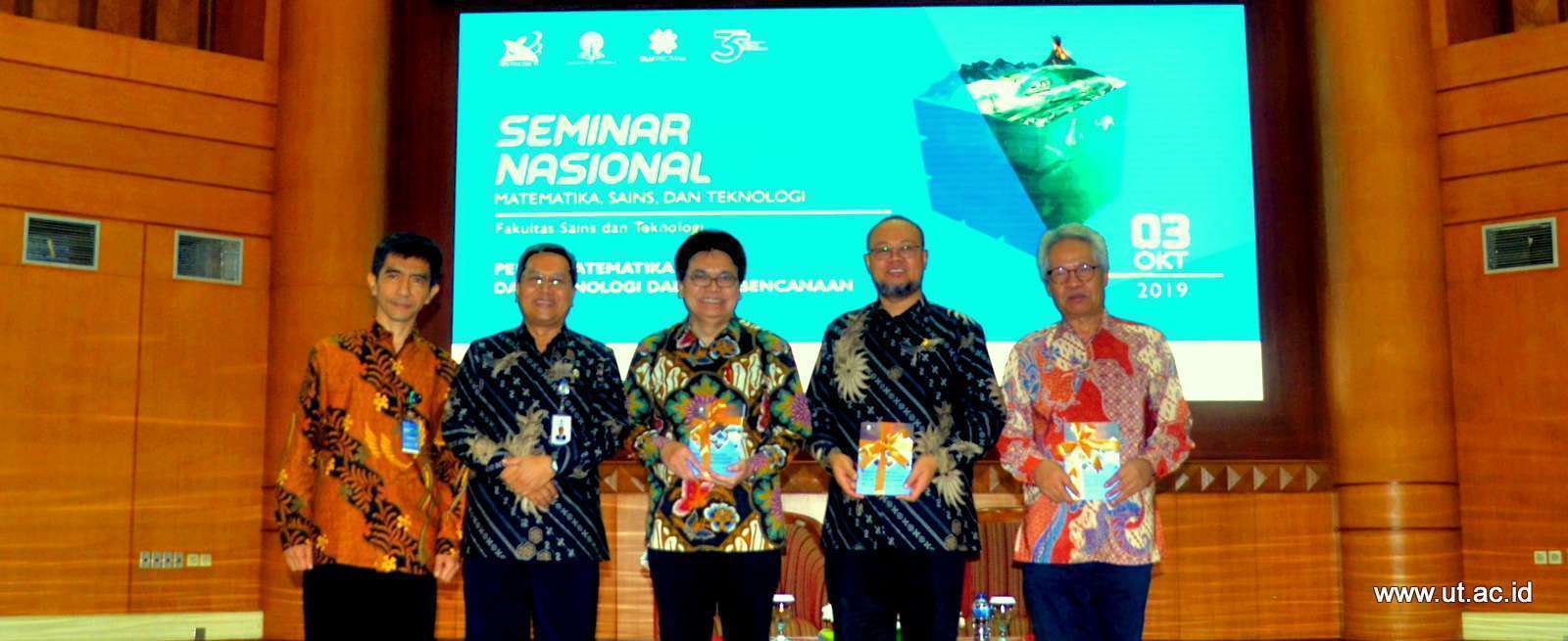 20191003_Peluncuran_Buku_Pada_Semnas_FST_2019