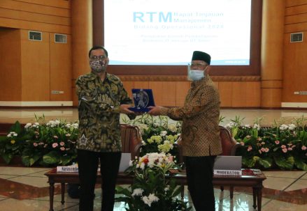 Penyerahan_Plakat_Kepada_Bapak_Mego