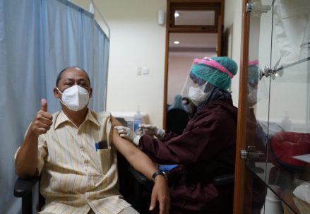 UT_Gelar_Vaksinasi_Covid-19_Tahap_Pertama_Bagi_Lansia