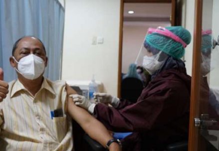 UT_Gelar_Vaksinasi_Covid-19_Tahap_Pertama_Bagi_Lansia