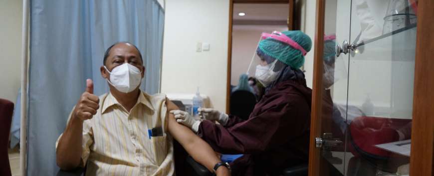 UT_Gelar_Vaksinasi_Covid-19_Tahap_Pertama_Bagi_Lansia