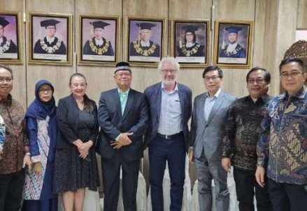 icde_after_press_conf_0