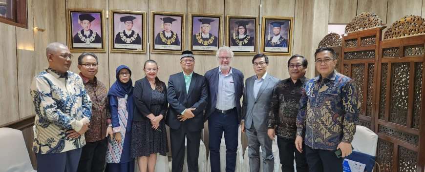 icde_after_press_conf_0