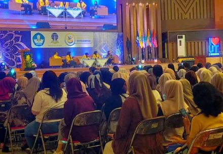 “Berani Dulu, Sempurna Belakangan”: Pesan Dahlan Iskan untuk Lulusan UT Surabaya Jelang Wisuda