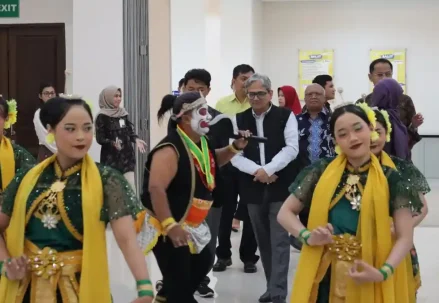 Culture, Innovation, and Student Creativity Demonstrate UT Purwokerto Characters During the ICDE Review