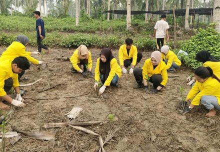 Menanam Mangrove, Merawat Masa Depan: Kolaborasi UT Mempawah dan Akar Tanjung Lestari