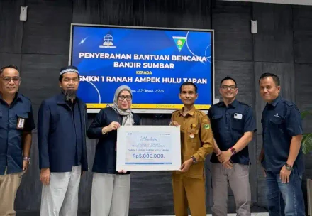 Peduli Mitra Pendidikan, UT Padang Salurkan Bantuan untuk SMKN 1 Ranah Ampek Hulu Tapan yang Terdampak Banjir Bandang