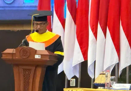 Pengalaman Kerja Diakui 50 SKS, Kades Lombong Timur Jadi Wisudawan Inspiratif UT Majene